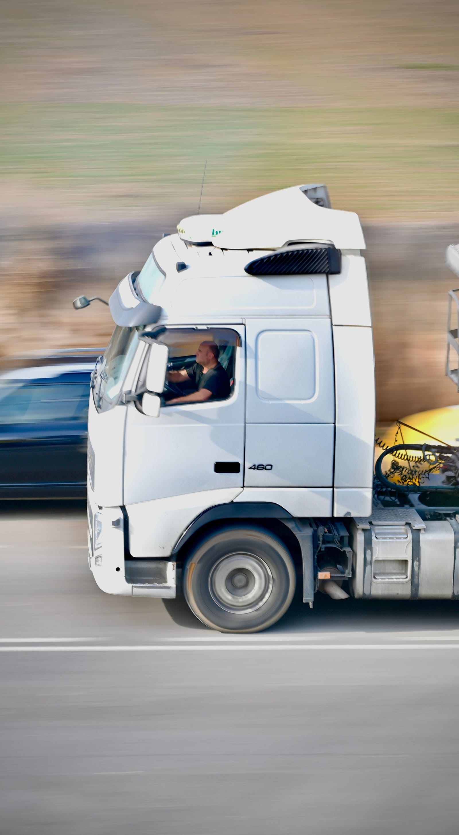 Cap tractor alb Euro 6 în mișcare pe autostradă